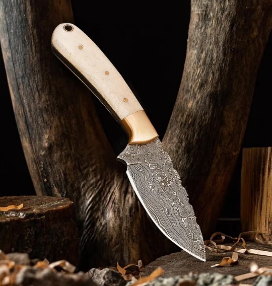 Handmade Damascus Skinner Knife: Carbon Steel Hunting Blade with Leather Sheath