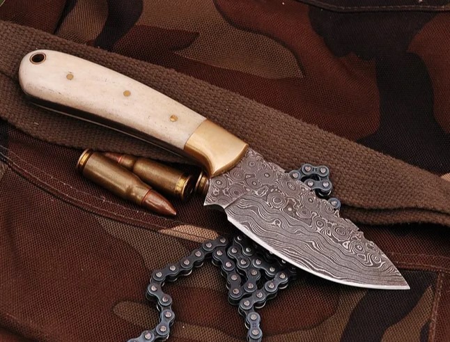 Handmade Damascus Skinner Knife: Carbon Steel Hunting Blade with Leather Sheath - Image 3